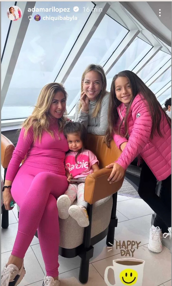 Stephanie Himonidis and Adamari López with their daughters on vacation 
