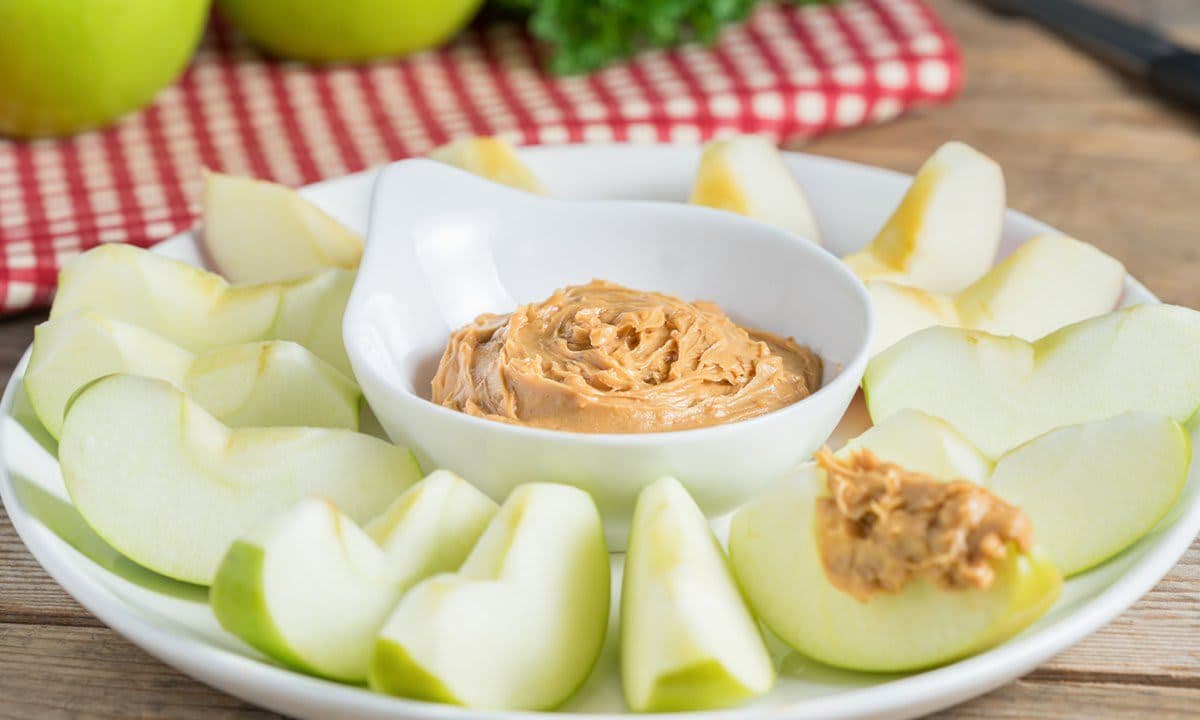 Dip de cacahuetes con manzanas