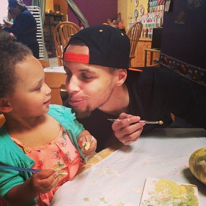 Riley Curry had a cute paint date with her NBA star dad <b>Stephen Curry</b>.
<br>
Photo: Instagram/@ayeshacurry