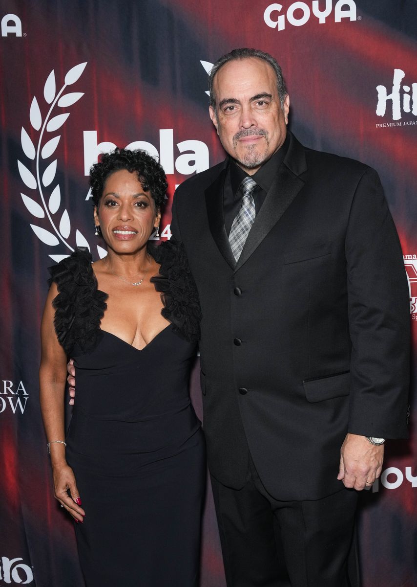 Liza Colón-Zayas y su esposo David Zayas, quien también interpreta a su esposo televisivo en The Bear. 