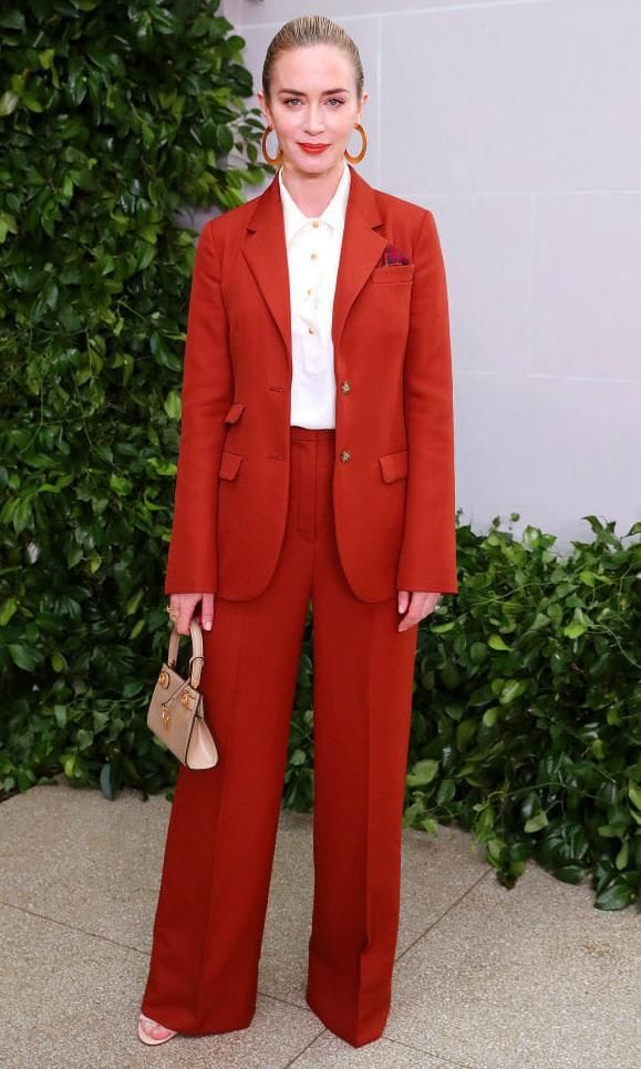 Emily Blunt moda power suits trajes Tory Burch fall winter 2019