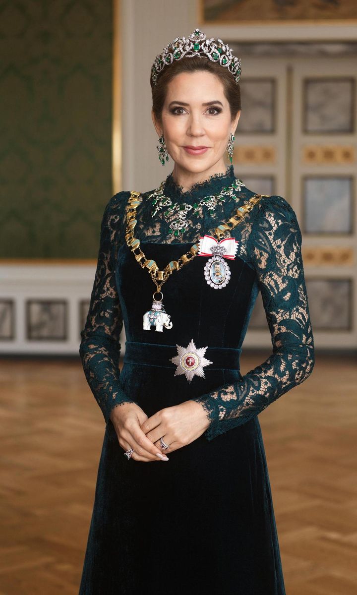 Queen Mary dazzles in emerald crown jewels for the first time in new ...