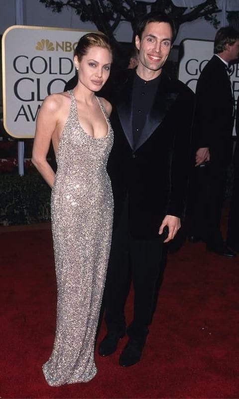 Angelina Jolie en los Globos de Oro 1999 con un vestido de Randolph Duke