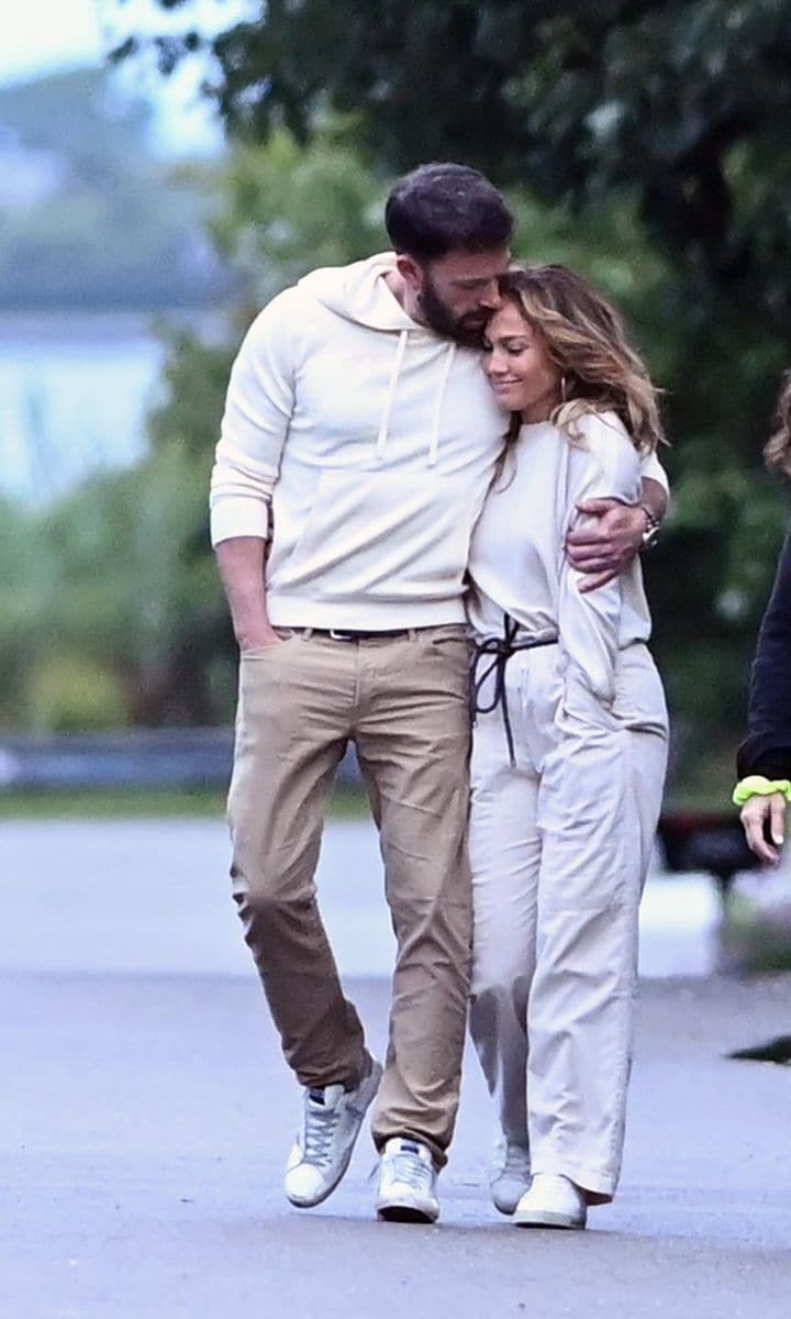 Jennifer Lopez and Ben Affleck take a walk in The Hamptons