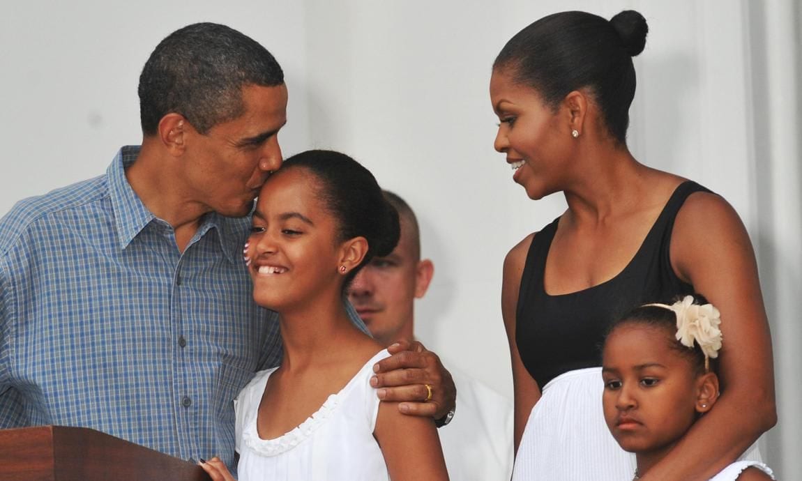 US President Barack Obama kisses his daughter