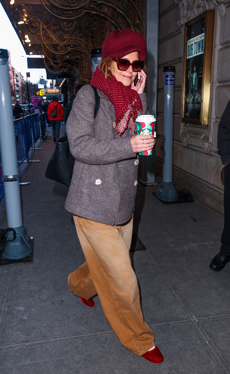 NUEVA YORK, NY - 22 DE DICIEMBRE: Se ve a Katie Holmes llegar para la presentación matinal de 'Our Town' el 22 de diciembre de 2024 en Nueva York, Nueva York. (Foto de MEGA/GC Images)