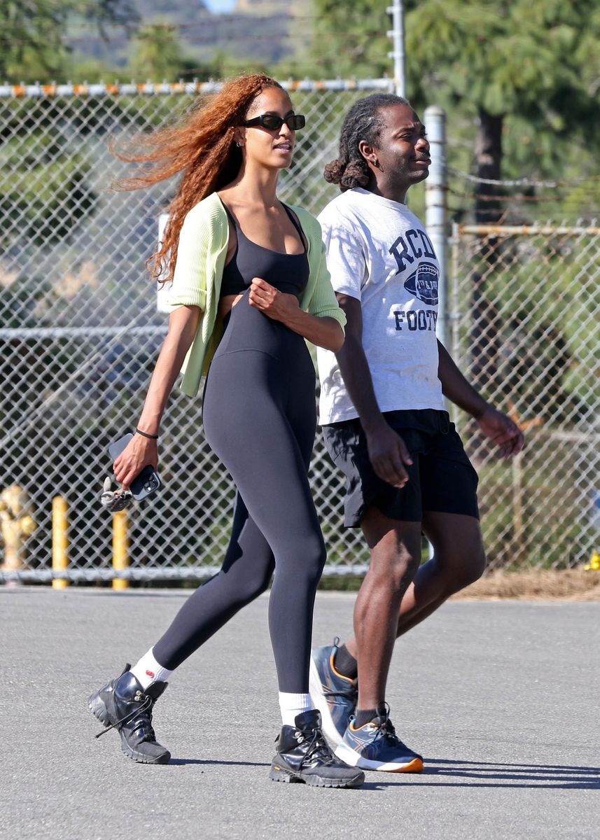 Malia Obama, spotted on a hike with a friend in Hollywood

Malia Obama, vista en una caminata con un amigo en Hollywood, viste un top corto verde lima vibrante y calzas negras, compartiendo risas y conversaciones. DespuÃ©s de la carrera, su amigo la acompaÃ±a hasta su vehÃ­culo y se despide alegremente. Malia, cineasta e hija mayor de Barack y Michelle Obama, recientemente saltÃ³ a la fama de Hollywood con su debut como directora, "The Heart", en el Festival de Cine de Sundance.