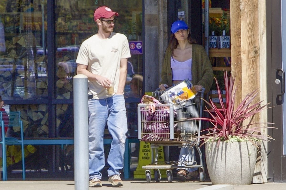 Photo © 2025 Backgrid/The Grosby Group

PREMIUM EXLUSIVE
Malibu, CA. March 15, 2025. 

Actor Andrew Garfield and actress Monica Barbaro step out in Malibu to purchase some weekend essentials together. The two are spotted after sparking dating rumors over Oscars weekend as they left the award show together and attended an after party arriving in the same car.
***
El actor Andrew Garfield y la actriz Monica Barbaro salen a Malibú a comprar algunos artículos esenciales para el fin de semana. Ambos fueron vistos tras desatar rumores de noviazgo durante el fin de semana de los Oscar, saliendo juntos de la entrega de premios y asistiendo a una fiesta posterior, llegando en el mismo coche.