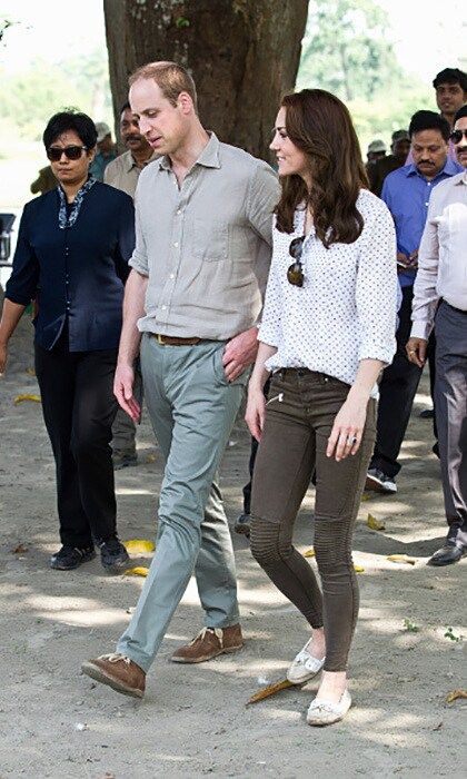 Kate took a trip on the wild side and kept it casual for their early morning safari in a RM Williams button-up, paired with skinny jeans by Zara and Sebago taupe boat shoes.
<br>
Photo: Getty Images