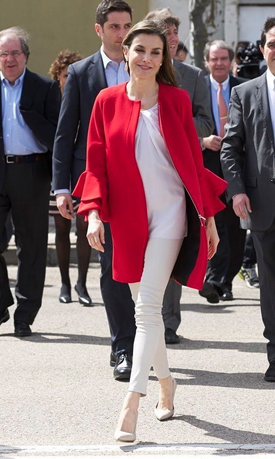 Queen Letizia breezed into the "2017 Princess of Girona Foundation" awards ceremony in all white topped with a radiant Zara coat in Soria, Spain in March 2017.
Photo: Carlos R. Alvarez/WireImage