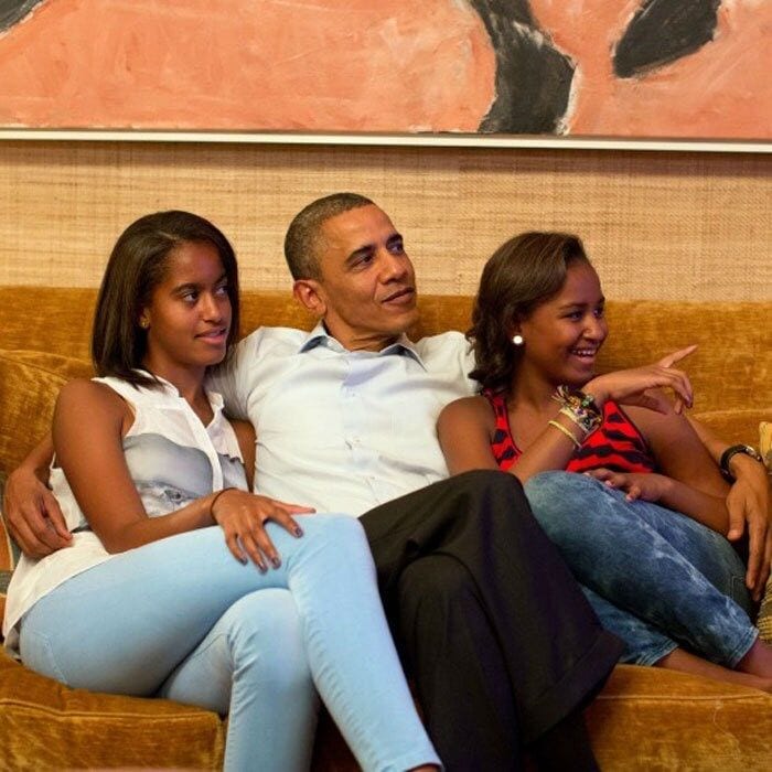 President <a href="https://us.hellomagazine.com/tags/1/barack-obama/"><strong>Barack Obama</strong></a> cozied up between his daughters Malia and Sasha to watch Michelle Obama deliver a speech at the 2012 Democratic National Convention.
<br>
Photo: Getty Images