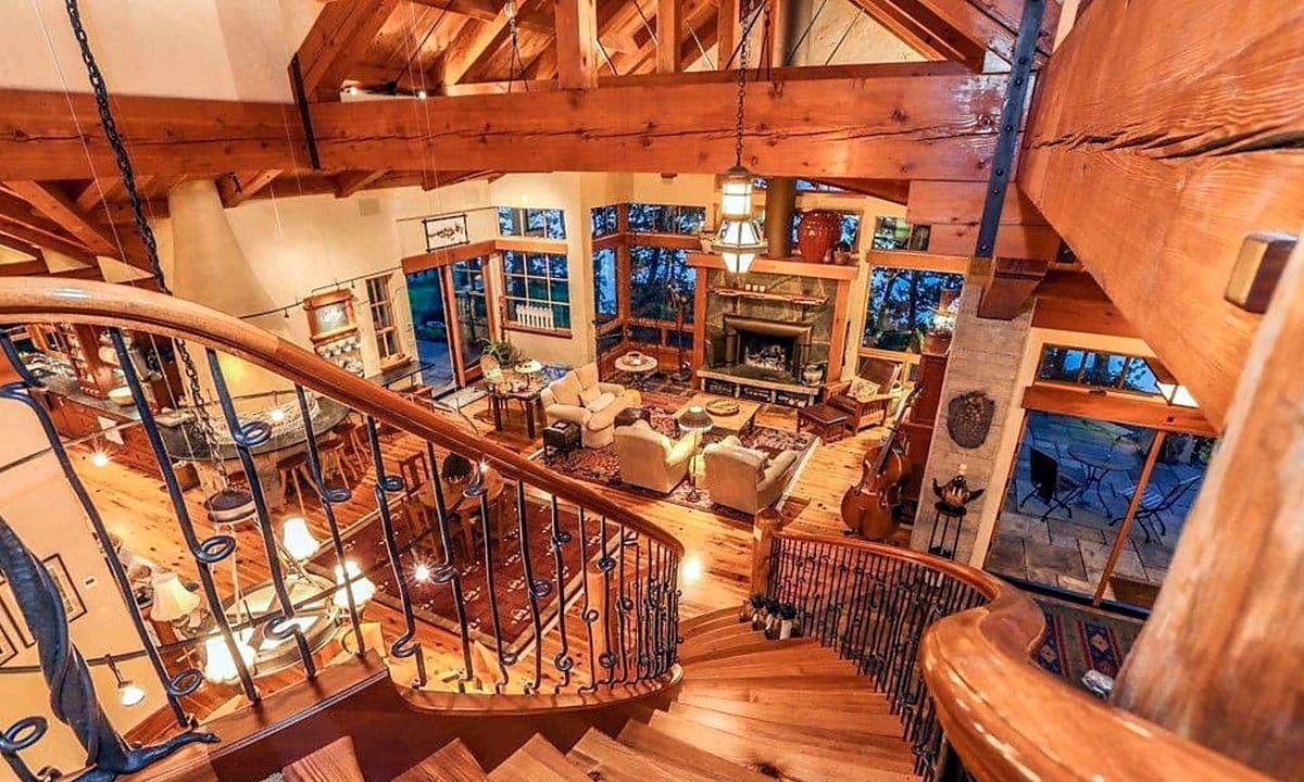 The interior view of Oprah's home she is selling