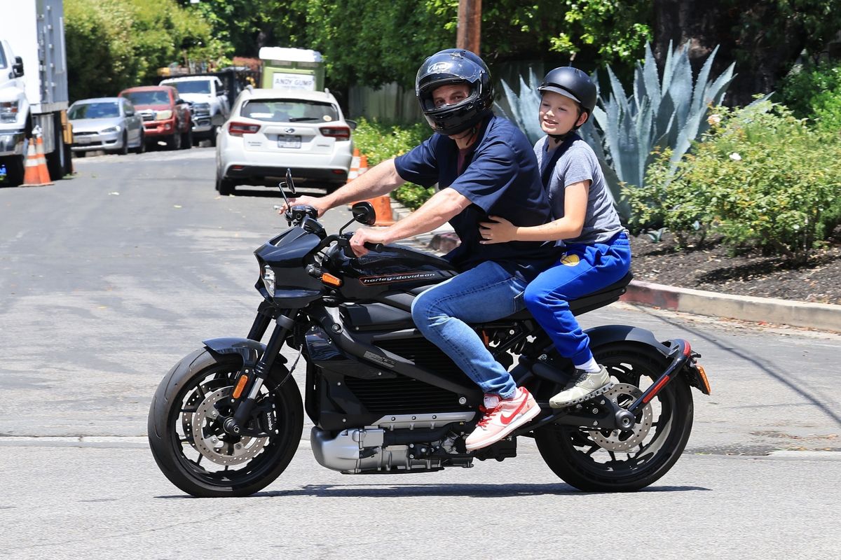 Backgrid/The Grosby Group

EXCLUSIVE
Brentwood, CA  
Ben Affleck takes a joyous ride with son Samuel on his electric motorcycle, while Jennifer Lopez embarks on a solo adventure in sunny Italy. 

Pictured: Ben Affleck