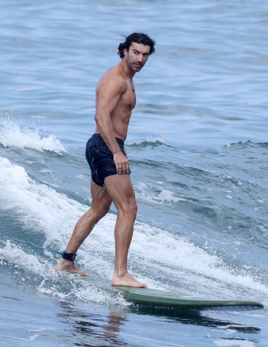 Photo © 2025 Backgrid/The Grosby Group

EXCLUSIVE
Hawaii, February 13, 2025
 
Actor Justin Baldoni spotted enjoying a morning surf in Hawaii amid the ongoing legal drama with his 'It Ends With Us' co-star Blake Lively.
----
El actor Justin Baldoni fue visto disfrutando de una mañana de surf en Hawaii en medio del drama legal en curso con su coprotagonista de "Romper El Círculo", Blake Lively.