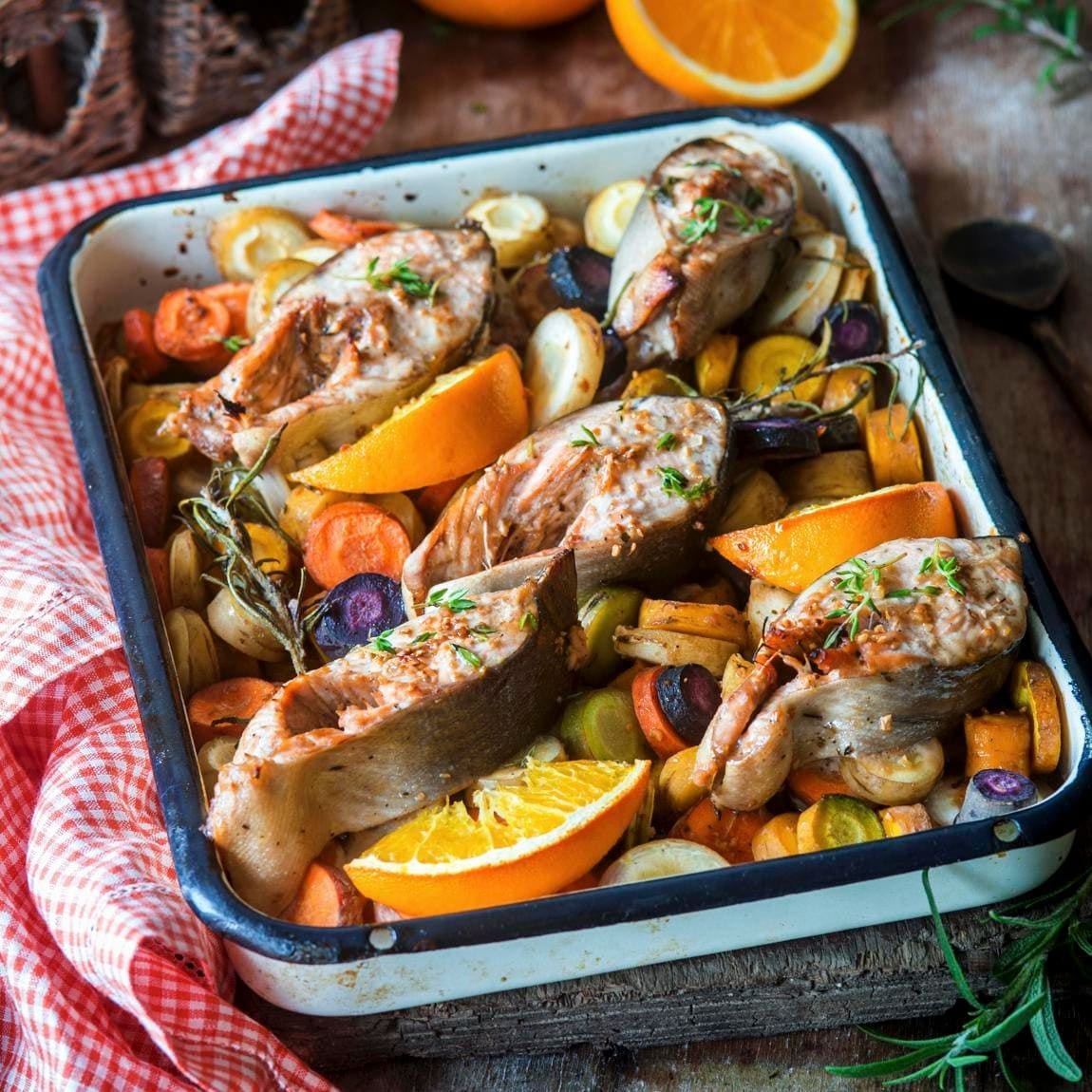 Salmon roasted with carrots, orange and rosemary