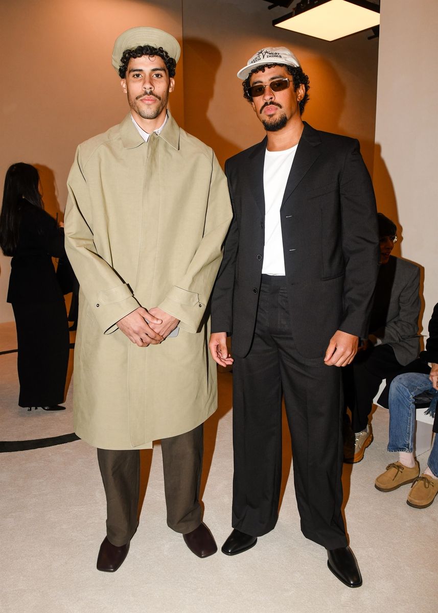 Bad Bunny y su hermano Bernie en la presentación de la Colección Calvin Klein para su desfile de otoño 2025, mostrando el minimalismo moderno y la sofisticación de la firma.