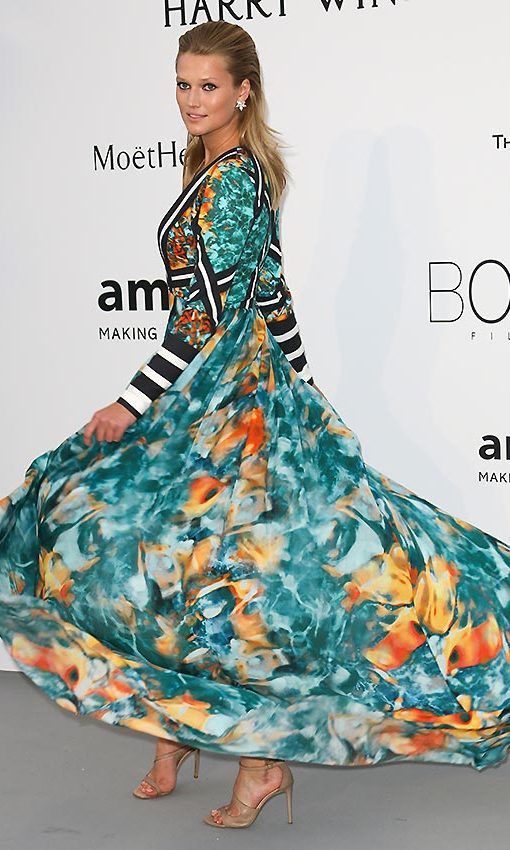 Toni Garrn in an original design that combined a colorful floral print with black and white striped sleeves, courtesy of Elie Saab.
<br>
Photo: Getty Images