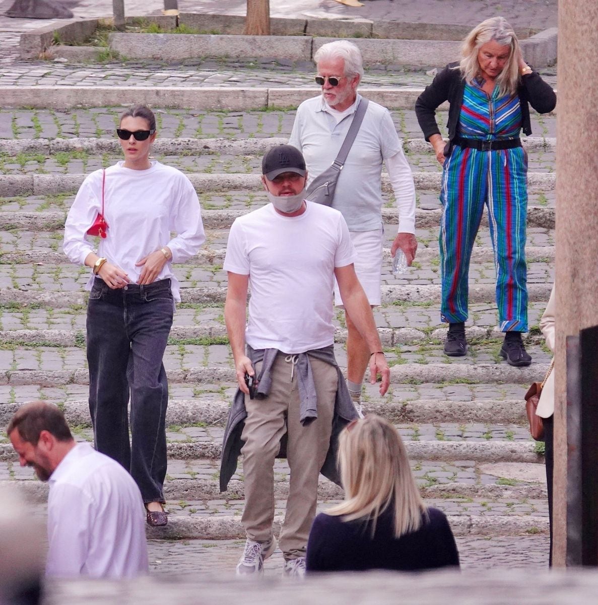 La madre y el padrastro de Leo también estaban de vacaciones. 