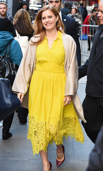 <a href="https://us.hellomagazine.com/tags/1/amy-adams/"><strong>Amy Adams</strong></a> wore a striking shirt dress with a lace hem for her appearance on <I>Good Morning America</I>.
Photo: Getty Images