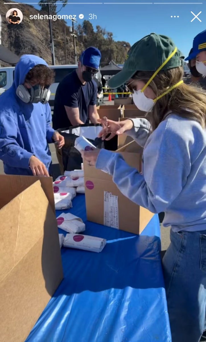 Selena Gomez helps feed Los Angeles fire victims