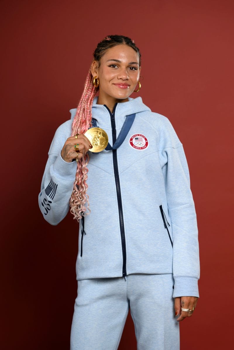 El atleta olímpico Trinity Rodman del equipo de Estados Unidos posa en el Today Show ambientado el 11 de agosto de 2024 en París, Francia. (Foto de Kristy Sparow/Getty Images)