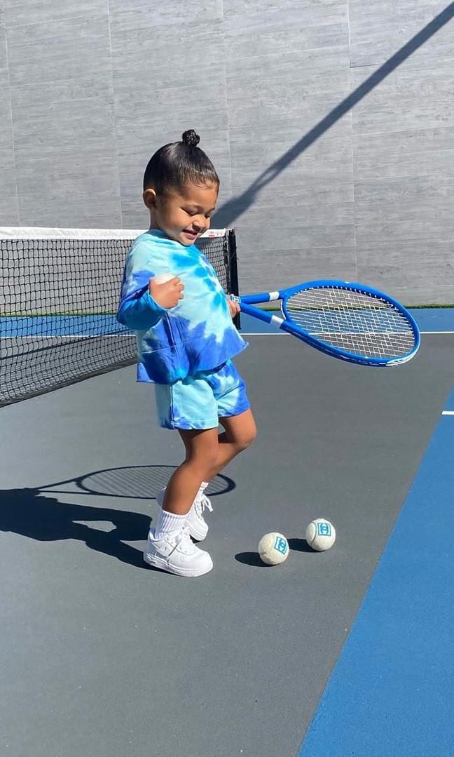 stormi kylie jenner tenis racquet