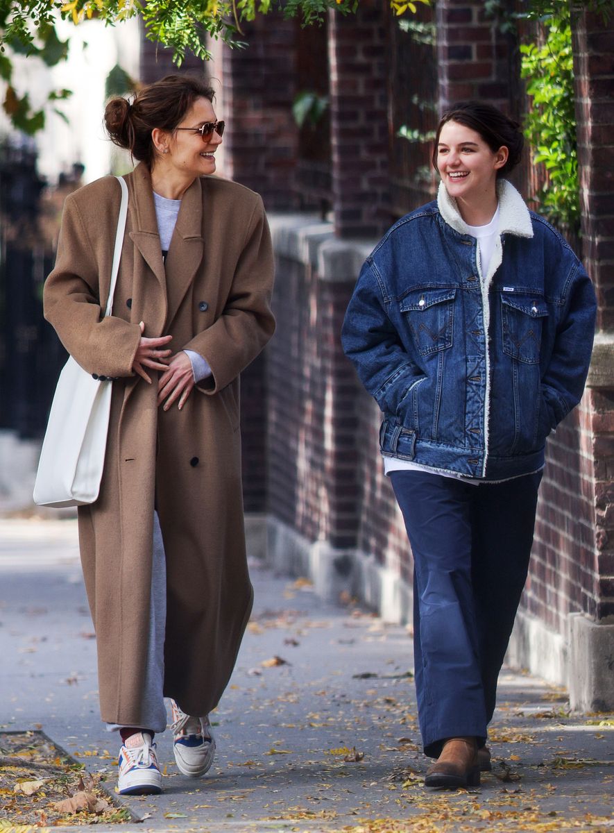 Katie Holmes enjoys a relaxed stroll with her daughter, Suri Cruise, after a supermarket run in New York City. The mother-daughter duo appeared to be enjoying their day out.  The lookalike duo were seen enjoying time together after Suri recently left for college. The 18 year old wore a shearling lined denim jacket, dark, trousers and brown boots. Katie wore a black brown coat, sweater, grey joggers, and vintage sneakers. *** Katie Holmes disfruta de un relajado paseo con su hija, Suri Cruise, después de ir al supermercado en Nueva York. El dúo madre-hija parecía estar disfrutando de su día fuera.  El dúo fue visto disfrutando de tiempo juntos después de que Suri recientemente se fue a la universidad. La joven de 18 años llevaba una cazadora vaquera forrada de piel de oveja, pantalones oscuros y botas marrones. Katie llevaba un abrigo marrón negro, jersey, joggers grises y zapatillas vintage.


Pictured: Katie Holmes, Suri Cruise (noelle)