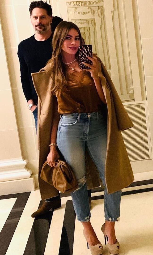 Sofia Vergara with fitted jeans that extend the legs