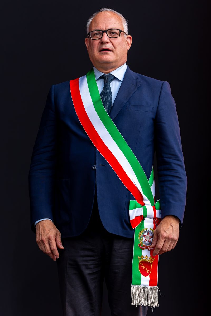 Roberto Gualtieri, Walikota Roma saat upacara podium Lari Gawang 110m Putra pada Hari Ketiga Kejuaraan Atletik Eropa - Roma 2024 di Stadio Olimpico pada 9 Juni 2024 di Roma, Italia. (Foto oleh Joris Verwijst/Badan BSR/Getty Images)