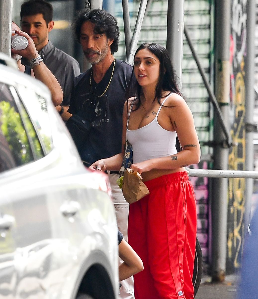 Photo Â© 2023 The Image Direct/The Grosby Group

EXCLUSIVE New York City. June 18, 2023.
Lourdes Leon is seen in a rare outing with her dad Carlos Leon on Father's Day in New York City. Carlos came and visited her at the closet sale he was hosting in SoHo and received a gift from Lourdes. Madonna's daughter wore a white crop top, baggy red shorts, tube socks and basketball shoes.
***
Lourdes LeÃ³n es vista en una rara salida con su papÃ¡ Carlos LeÃ³n en el DÃ­a del Padre en la ciudad de Nueva York. Carlos vino y la visitÃ³ en la venta de armario que estaba organizando en SoHo y recibiÃ³ un regalo de Lourdes. La hija de Madonna vestÃ­a una blusa corta blanca, pantalones cortos rojos holgados, calcetines de tubo y zapatillas de baloncesto.