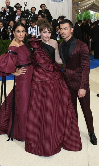 Jenni Konner, Lena Dunham in Elizabeth Kennedy and Joe Jonas in H&M
Photo: Dia Dipasupil/Getty Images