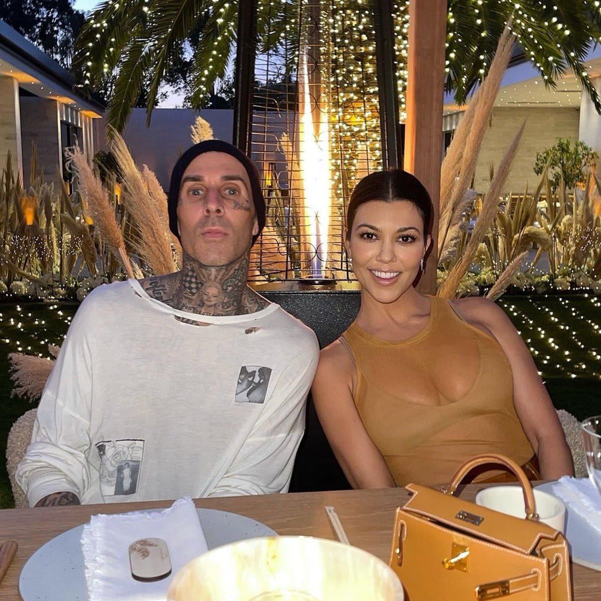 Kim Kardashian goes to dinner with Khloe, Rob, Kourtney, and Travis Barker