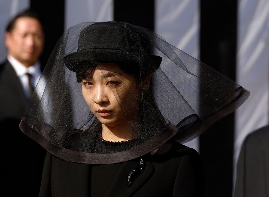 La princesa Kako de Japón camina después de asistir al funeral de la difunta princesa Mikasa de Japón en el cementerio de Toshimaoka en Tokio el 26 de noviembre de 2024. La princesa Mikasa, nacida Yuriko Takagi en 1923 y que era el miembro de mayor edad de la familia real de Japón y tía abuela del emperador, Murió a los 101 años el 15 de noviembre en un hospital de Tokio. 