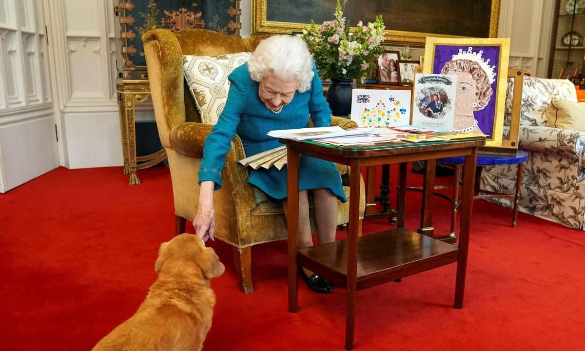 Reina Isabel y su perro Sandy