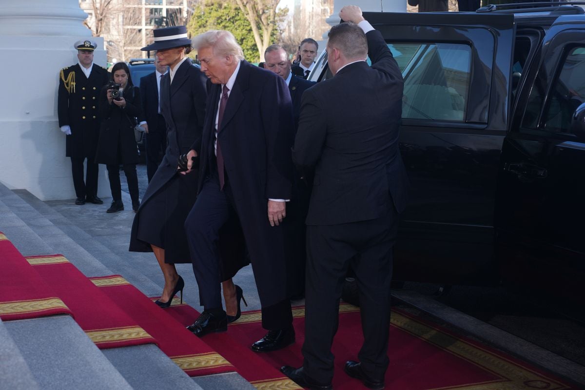 The couple held hands as they arrived at the White House to have tea