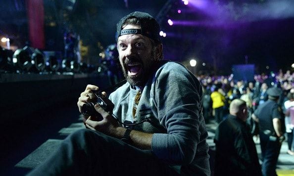 Celebrities are fans too! Jason Sudeikis enjoyed Pearl Jam's set from the VIP pit.
<br>
Photo: Getty Images