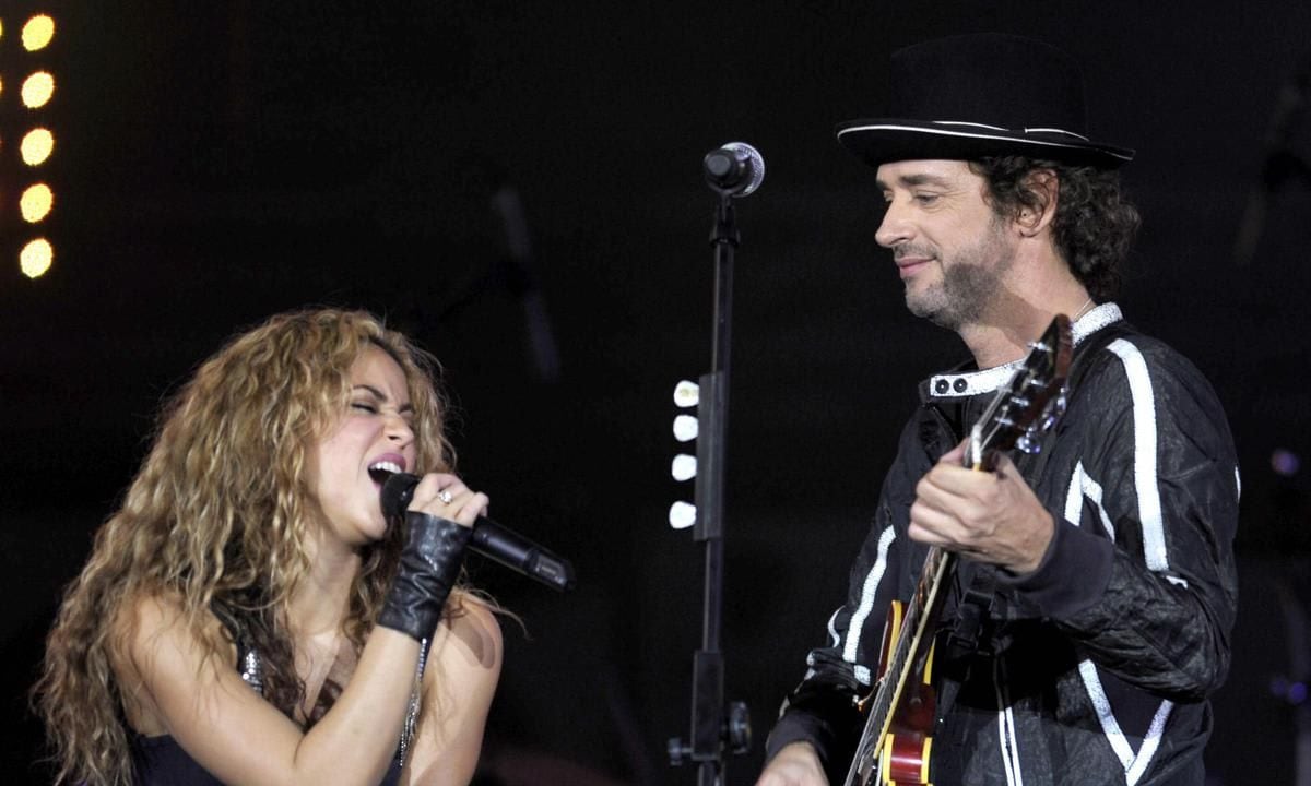 Colombian singer Shakira (L) and Argenti