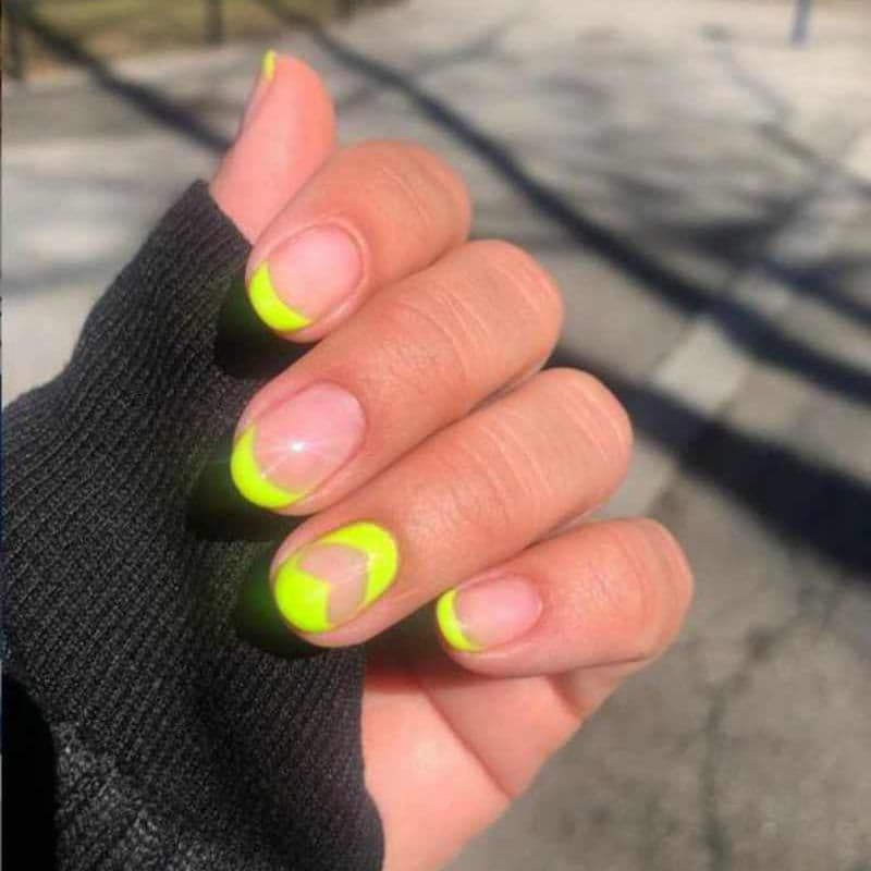 unas en amarillo neon