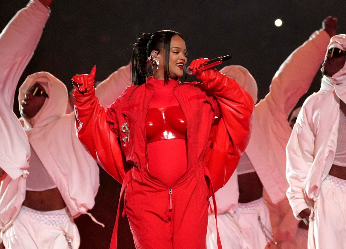 Rihanna actúa durante el show de medio tiempo de Apple Music Super Bowl LVII 