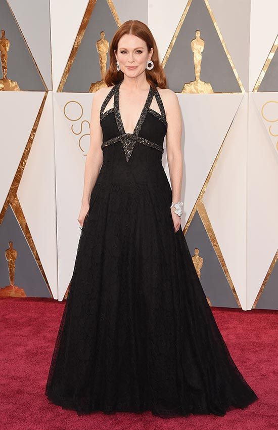 julianne moore chanel black dress oscars