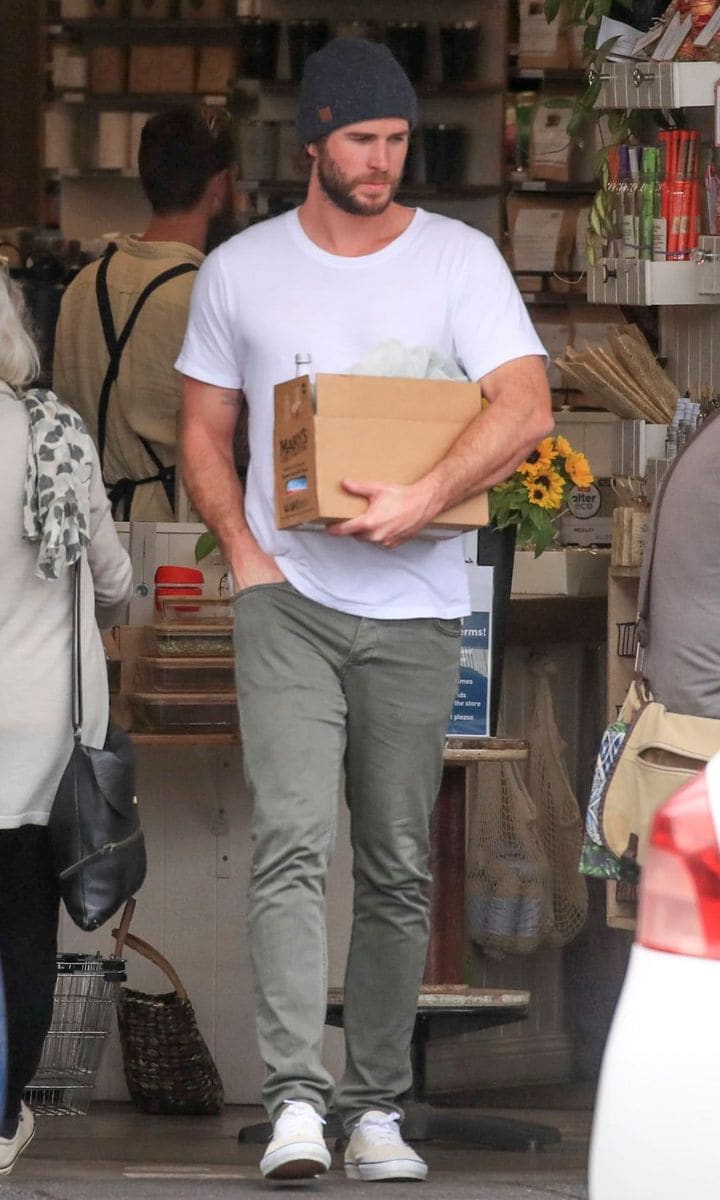 Liam Hemsworth in grocery store