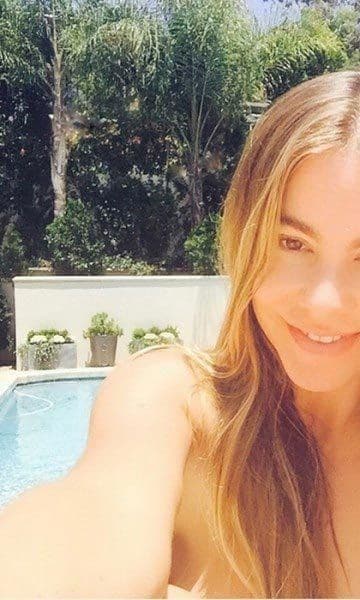 Stunning Sofia Vergara cools off poolside with a pared down look.
<br>
Photo: Instagram/@sofiavergara