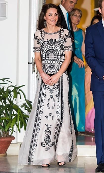 During a garden party to celebrate Queen Elizabeth, she wore a classic Alice Temperley dress, showing off her posh fashion sense while miles away from home.
<br>
Photo: Getty Images