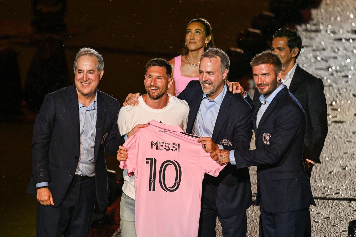 TOPSHOT - Argentine soccer star Lionel Messi (2nd L) is presented by (from R) owners of Inter Miami CF David Beckham, Jose R. Mas and Jorge Mas as the newest player for Major League Soccer's Inter Miami CF, at DRV PNK Stadium in Fort Lauderdale, Florida, on July 16, 2023. (Photo by GIORGIO VIERA / AFP) (Photo by GIORGIO VIERA/AFP via Getty Images)