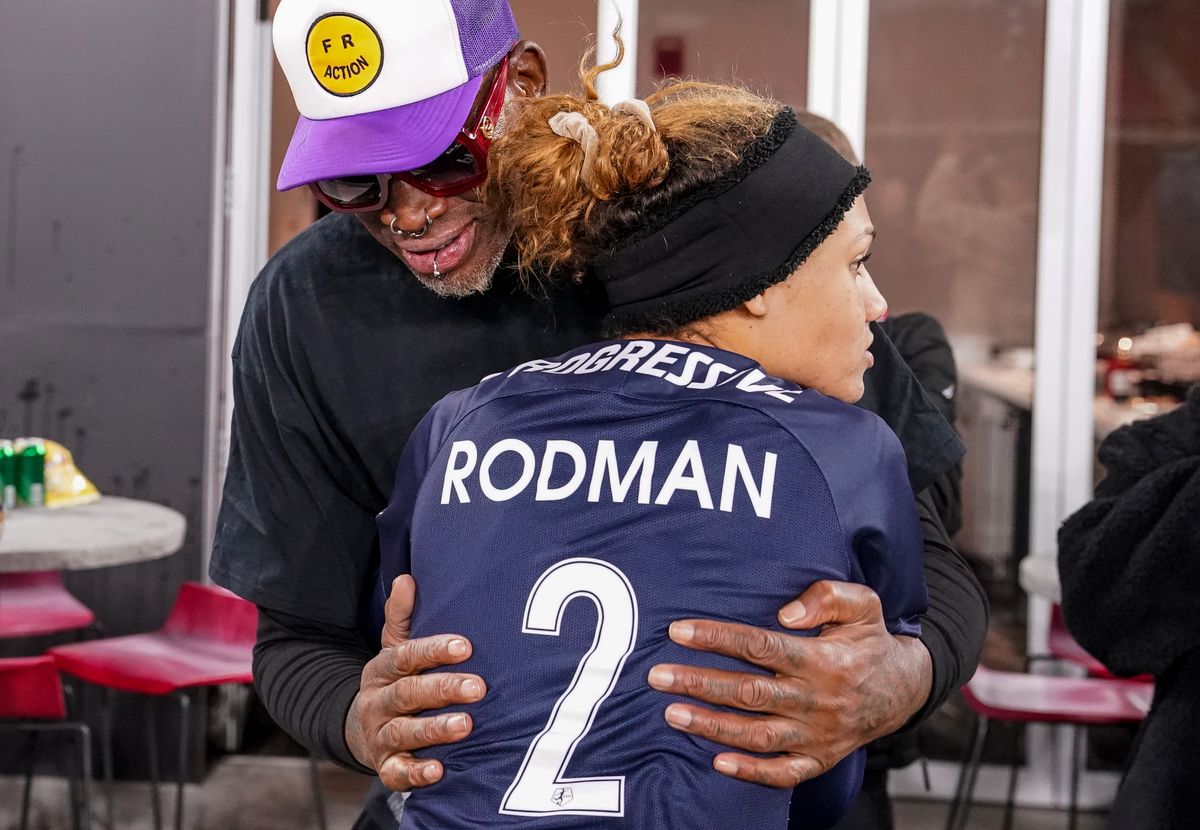 Trinity Rodman y su padre después de un partido entre North Carolina Courage y Washington Spirit en Audi Field el 7 de noviembre de 2021 en Washington, DC