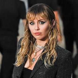 Miley Cyrus blazer negro collares llamativos
