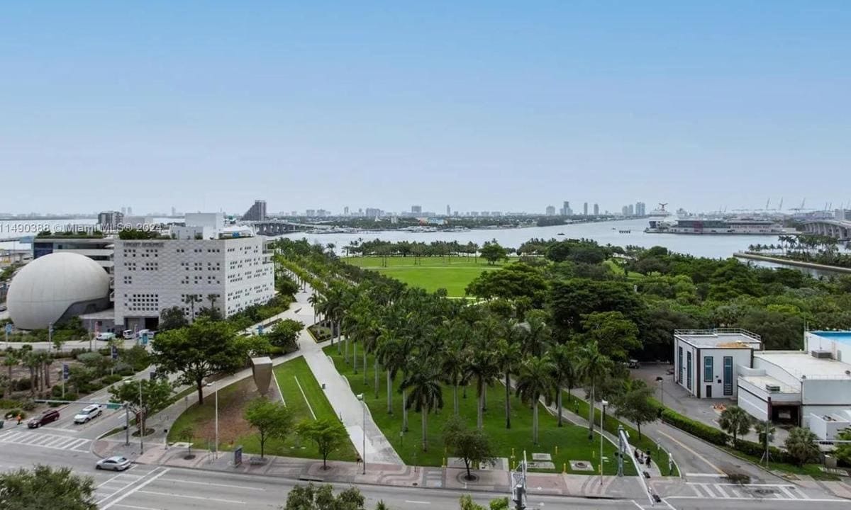 Marc Anthony pone a la venta departamento en Miami