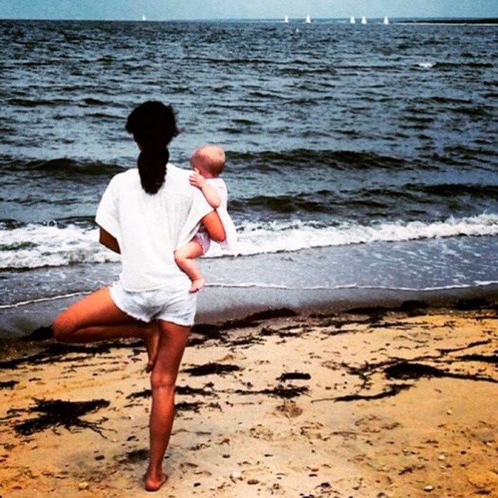 <a href="https://us.hellomagazine.com/tags/1/hilaria-baldwin/"><strong>Hilaria Baldwin</strong></a> wasted no time when it came to introducing her daughter Carmen to yoga, incorporating her into her fitness routine since birth.
Photo: Instagram/@hilariabaldwin
