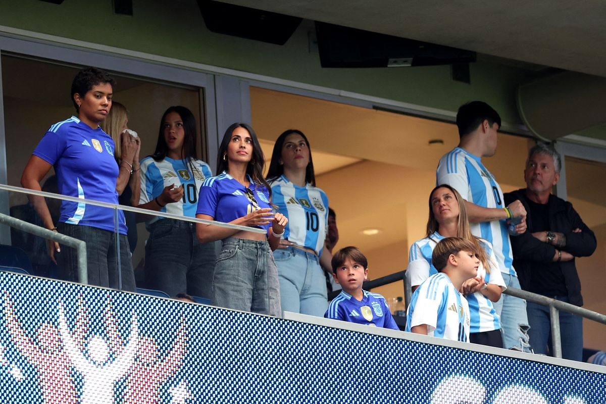 La esposa del delantero argentino Lionel Messi, Antonela Roccuzzo (C), junto a sus hijos y familiares, observan el partido de fútbol de cuartos de final del torneo Conmebol Copa América 2024 entre Argentina y Ecuador en el NRG Stadium de Houston, Texas, el 4 de julio de 2024. ( Foto de CHARLY TRIBALLEAU/AFP) (Foto de CHARLY TRIBALLEAU/AFP vía Getty Images)