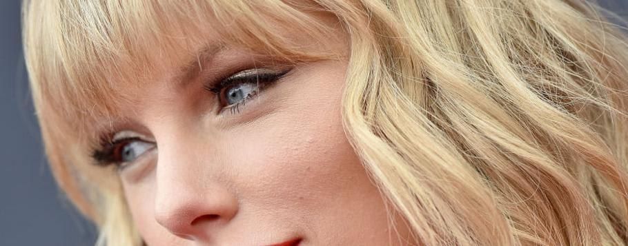 Taylor Swift adores a classic makeup with vibrant red lips